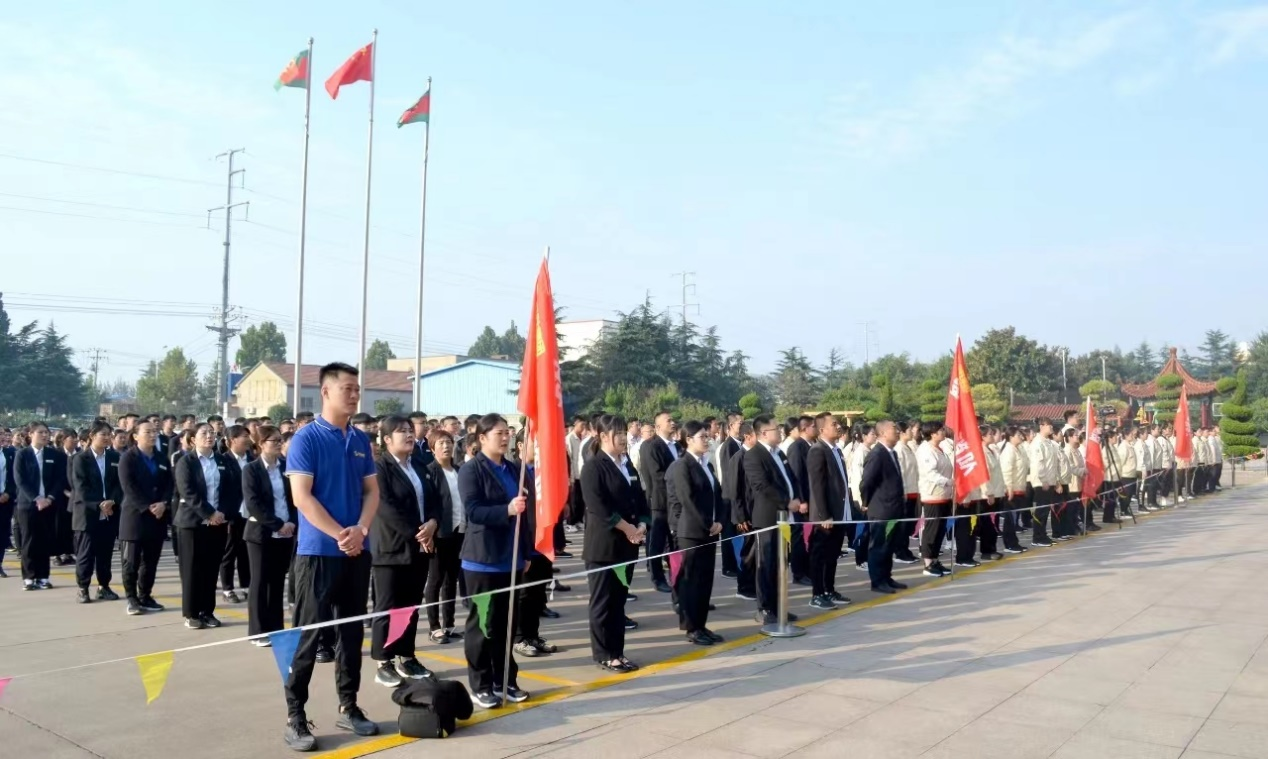 賽前，四支參賽隊伍兩兩一組進行了拉歌比賽，激情1.png